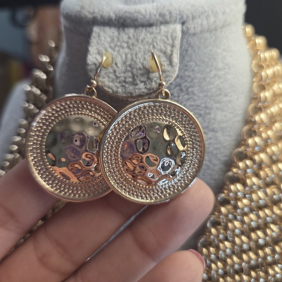 Gold Jewelry Set in V-Shape with Multiple Connected Layers - Picture 2 of 6